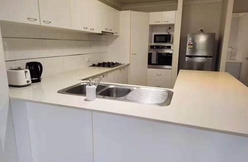 Redbank Plains House | 4 BR Family Retreat – 15 min to Ipswich