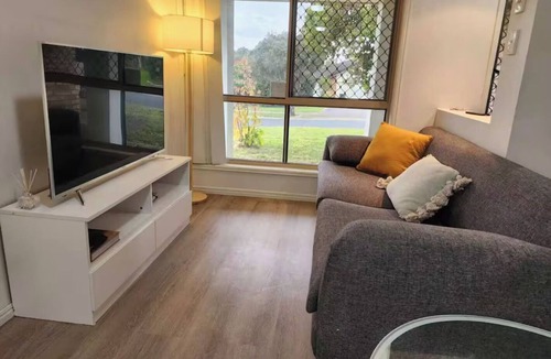 Redbank Plains House | 4 BR Family Retreat – 15 min to Ipswich