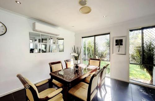 Calamvale House | 4 Ensuites Patio Pool Billiards Media Room