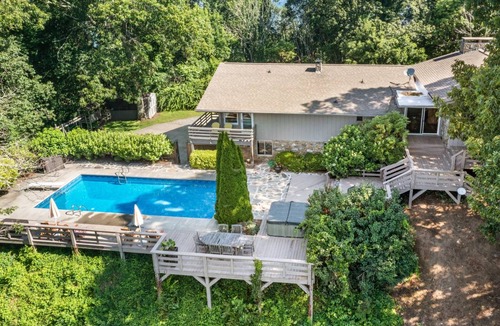 Asheville House | 434 m² House ∙ 5 bedrooms ∙ 12 guests