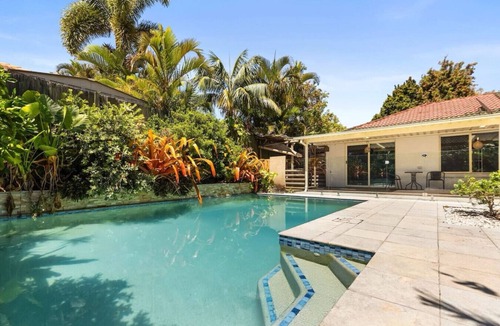 Cleveland House | 4BR Bayside Retreat w/Pool —Walk to Waterfront