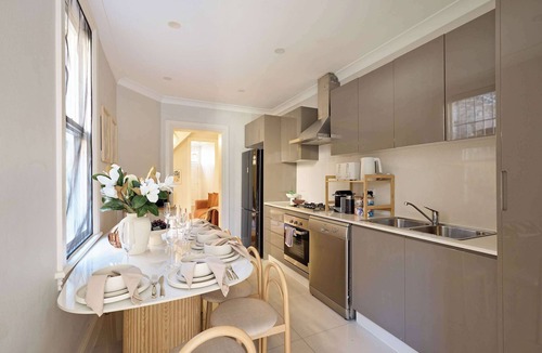 Redfern House | 4BR Family House Redfern | Dog Friendly | BBQ