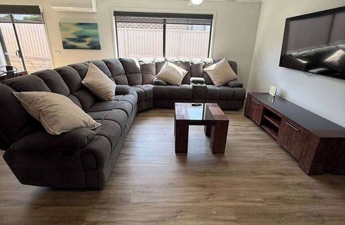 Mount Clear House | 4BR Mount Clear Manor - Sleep Up To 8 Guests!