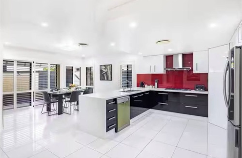 Sunnybank Hills House | 4BR Prestige Suburban Manor - Near Shops & Eats