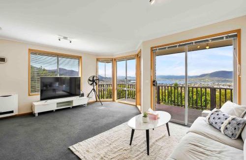 West Moonah House | 4BR Retreat with Stunning Derwent River Panorama