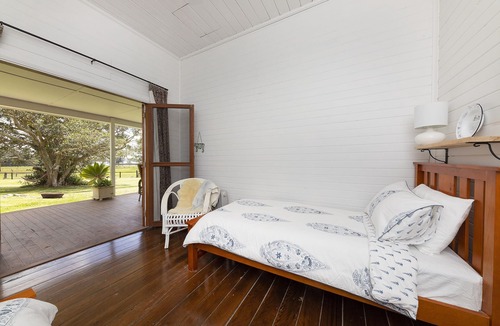 Coomba Bay House | 5 bedroom Lake front farm Homestead. Close to Beaches. Sleeps 12 people.