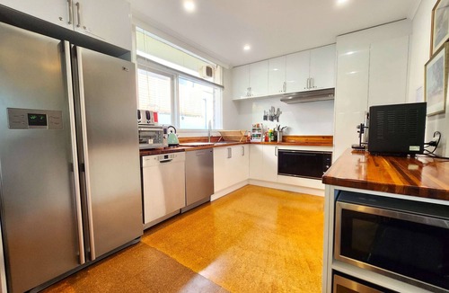 Highett House | 5 bedroom suite sleeps 16 fully equipped kitchen & two bathrooms