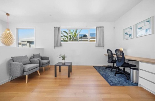 Rochedale House | 5 Ensuite Bedrooms | Home Theatre | Family Stay