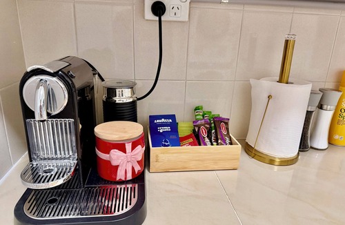 East Brisbane House | 5-min Walk to Gabba, Ferry & Cafés with City view