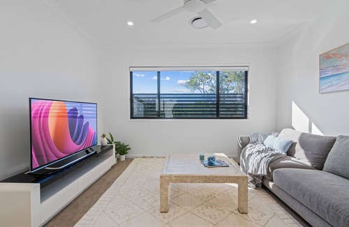 Calamvale House | 5 Mins to the shopping centre - Family size with extra living area in Calamvale