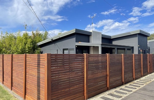 Safety Beach House | 5 minute walk to Beach and close to Dromana