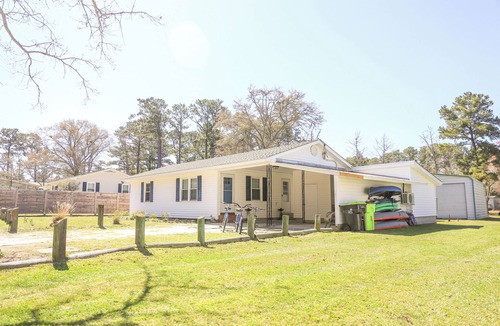 Cedar Point Apartment | 5 minutes from the beach! Water access with kayaks and launch from house!