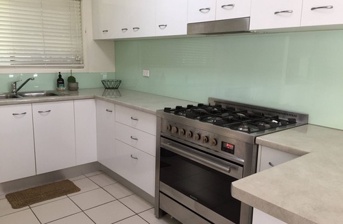 Maroochydore House | 600m walk to Beach, Family Entertainer, Aircon, Pool + Pizza oven