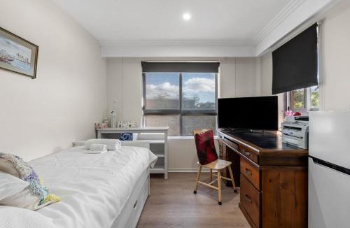 Darling Harbour House | 72-2HS Abnb-Style Urban Pearl, Parking, Pool and Step to Darling Harbour