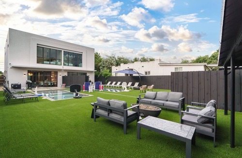 Buena Vista House | 7BR Design District Two Villas, Private Pool, Backyard, Outdoor Lounge & Dining