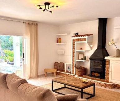 Sant Rafael de Sa Creu Villa | 8 Person Ibiza Villa with Private Pool - Walk to Amnesia & UNVRS! - Can Rafa