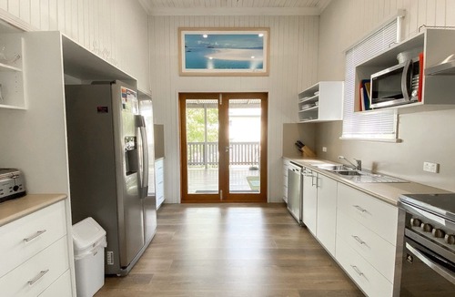 Traviston House | A Beach House @ Burrum - Water views - 3BR - Aircon -Pets.