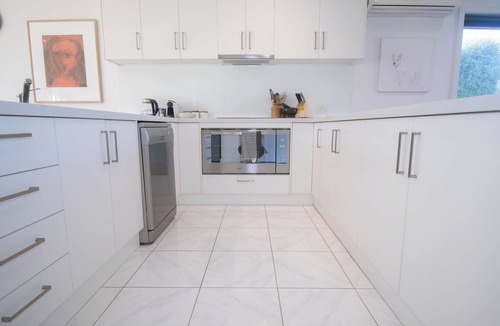 Ballarat North House | A calm and comfortable Ballarat stay in a quiet neighbourhood, just minutes from the CBD, Lake Wendouree and local cafes. Ideal for couples, work trips or relaxed getaways.