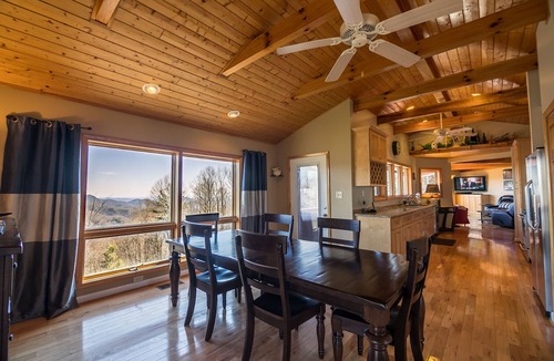 Blowing Rock House | A Nest With a View - Stunning Views, Updated Kitchen, 5 mins to Blowing Rock