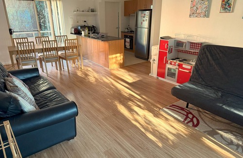 Erskineville Apartment | A quiet oasis (w parking) near city, train, airport, shops, eatery.