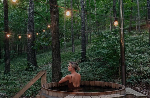 Silver Creek Cottage | A secluded haven on 5,000 acres in NW Georgia, just 45 minutes from Atlanta and Chattanooga, and a quick 10-minute drive to downtown Rome. Explore private trails along the Etowah river, bask in wildlife, and gaze at mesmerizing stars. Your perfect es