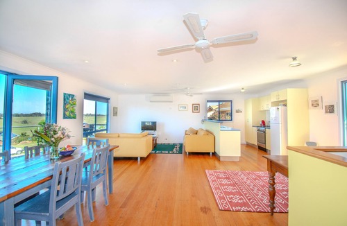 Lakes Entrance House | A two-storey house with sweeping views of Bass Strait and the North Arm.