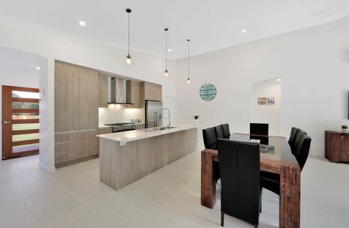 Toogoom House | ABSOLUTE BEACHFRONT 30 seconds walk the to beach DOG FRIENDLY SLEEPS