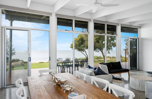 Muloowurtie House | Absolute beachfront at Black Point