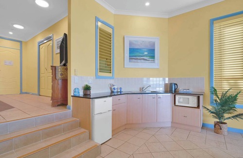 Blue Bay Apartment | Absolute Beachfront | Ocean Views & Spa Bath