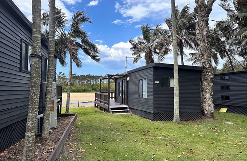 Arrawarra Cabin | Absolute Waterfront Cabin - Pet friendly
