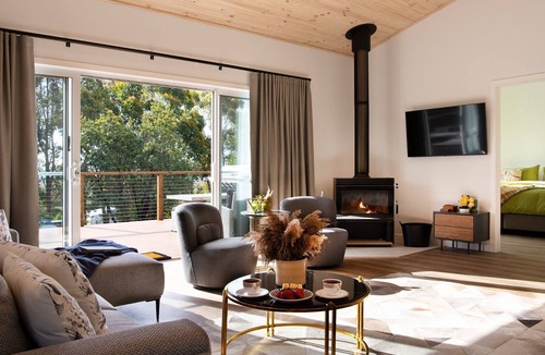 Eganstown House | Acacia House - Five Bedroom, Five Bathroom Country home with WIFI