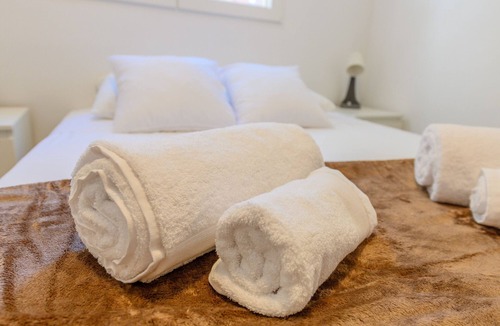 Casco Antiguo Bed & Breakfast | Acogedora habitación con cama doble cerca al Polideportivo Los Cantos en Alcorcón SAP35A