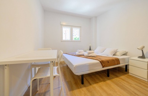 Casco Antiguo Bed & Breakfast | Acogedora habitación con cama doble cerca al Polideportivo Los Cantos en Alcorcón SAP35B