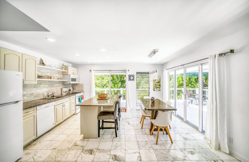 Windsor Park Apartment | Adorable 2 bedroom suite - 200 steps to beach, car available