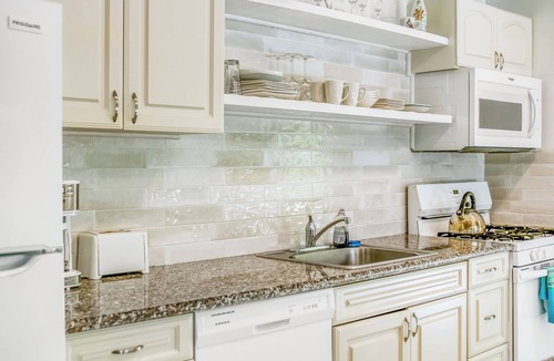 Windsor Park Apartment | Adorable 2 bedroom suite - 200 steps to beach, car available