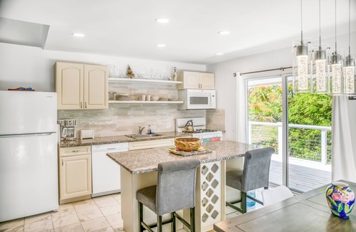 Windsor Park Apartment | Adorable 2 bedroom suite - 200 steps to beach, car available
