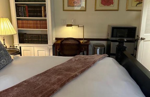 Royal Palm Beach House | Adorable Self Check-in Guest Suite w/Private Patio