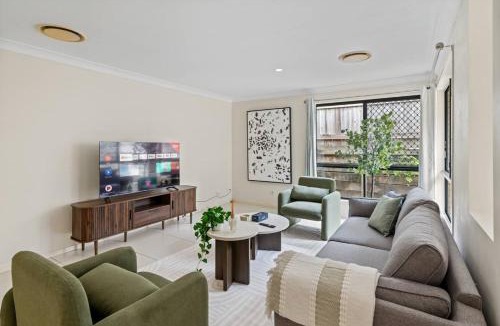 Acacia Ridge House | Affordable 4 Bedroom 2 Bathroom Family Home with Central Air Conditioning