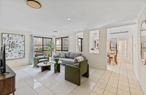 Acacia Ridge House | Affordable 4 Bedroom 2 Bathroom Family Home with Central Air Conditioning