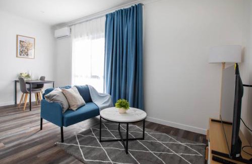 Oxley House | Affordable Private 1BR Parking Aircon Near Train