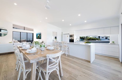 Airlie Beach House | Airlie Bay View Holiday Home | Located In The Heart Of Airlie Beach
