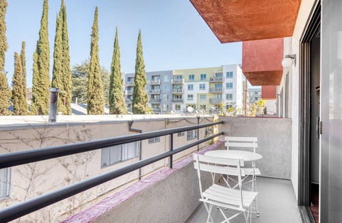 NoHo Arts District Apartment | Airy North Hollywood 2BR w/Gym & Pool, near TJ & shops, by Blueground