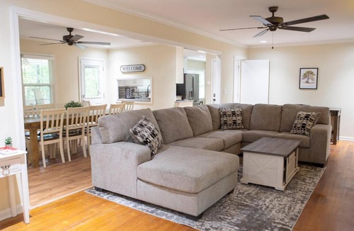 Northport House | Alabama University Events, 5 bdrm Home with Lake Access, Community Pool, Tennis, Pavilion, sleeps 14, 5 mil to Bryant-Denny Stadium