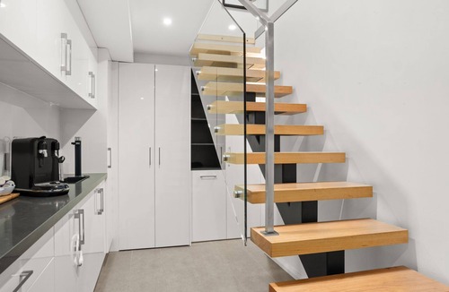 Albert Park House | Albertine House - beautiful single-fronted weatherboard Victorian home i