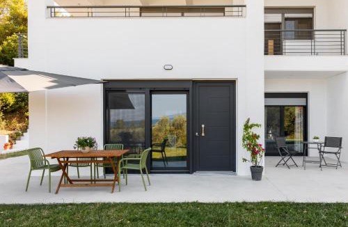 Agios Nikolaos Apartment | Amalfi by halu!, Apartment with private garden