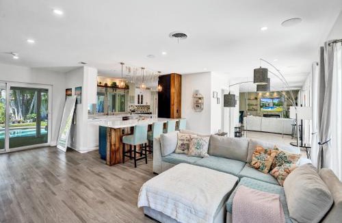 Lighthouse Point House | Amazing 5 bed house w pool, jacuzzi and your own boat