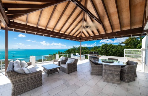 Airlie Beach Apartment | Amazing Penthouse with spectacular ocean views!