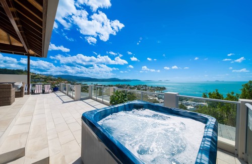 Airlie Beach Apartment | Amazing Penthouse with spectacular ocean views!
