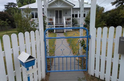Stanthorpe House | Amiens Cottage, historic, quiet, in heart of Stanthorpe