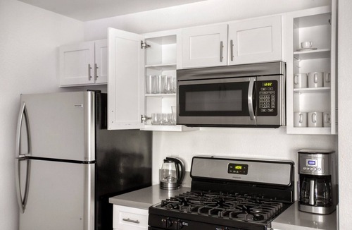 Westwood Apartment | Ample Westwood 2BR, near UCLA/Medical Center by Blueground